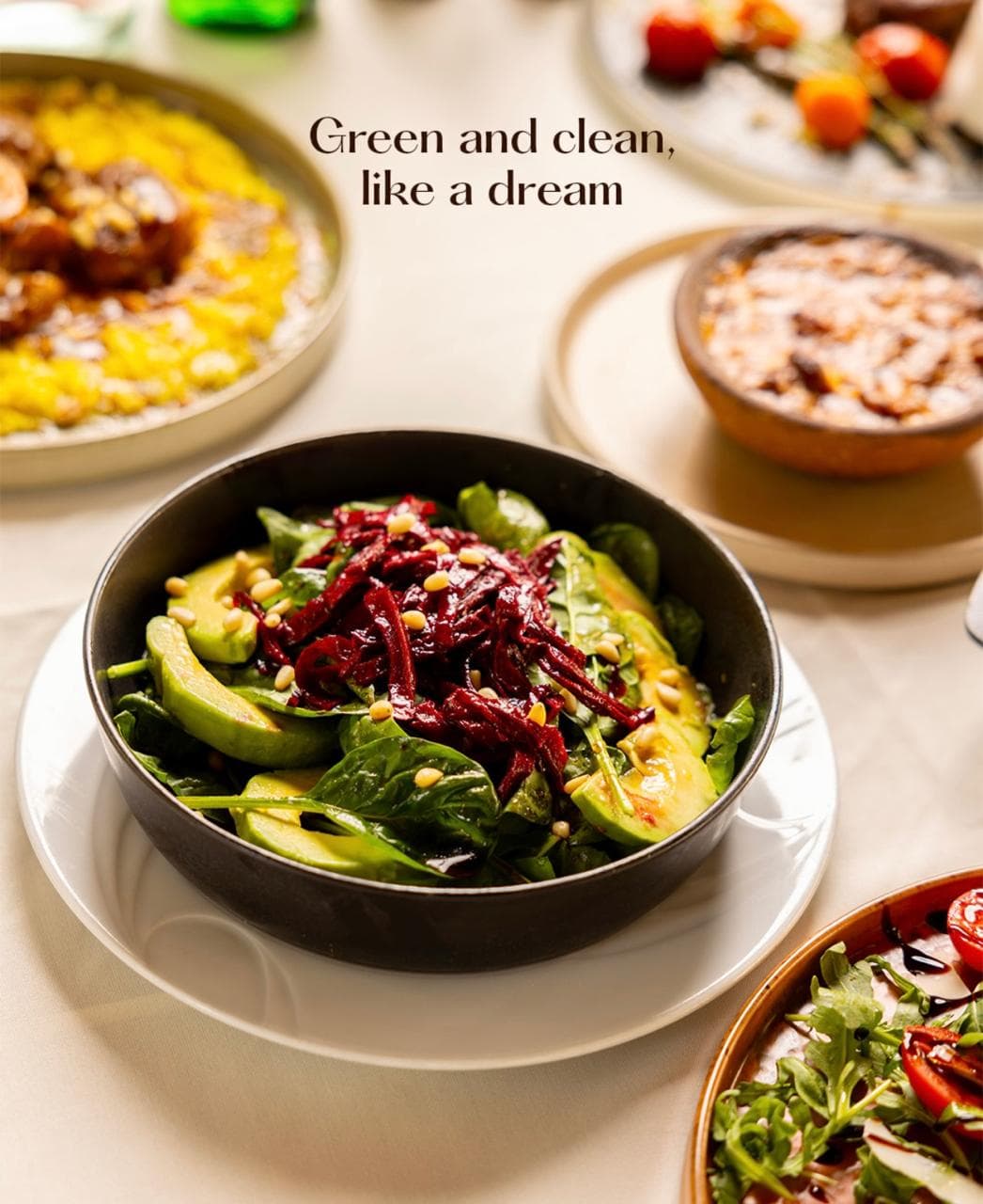 Sallatë e freskët me përbërës natyralë Farm 88 restorant