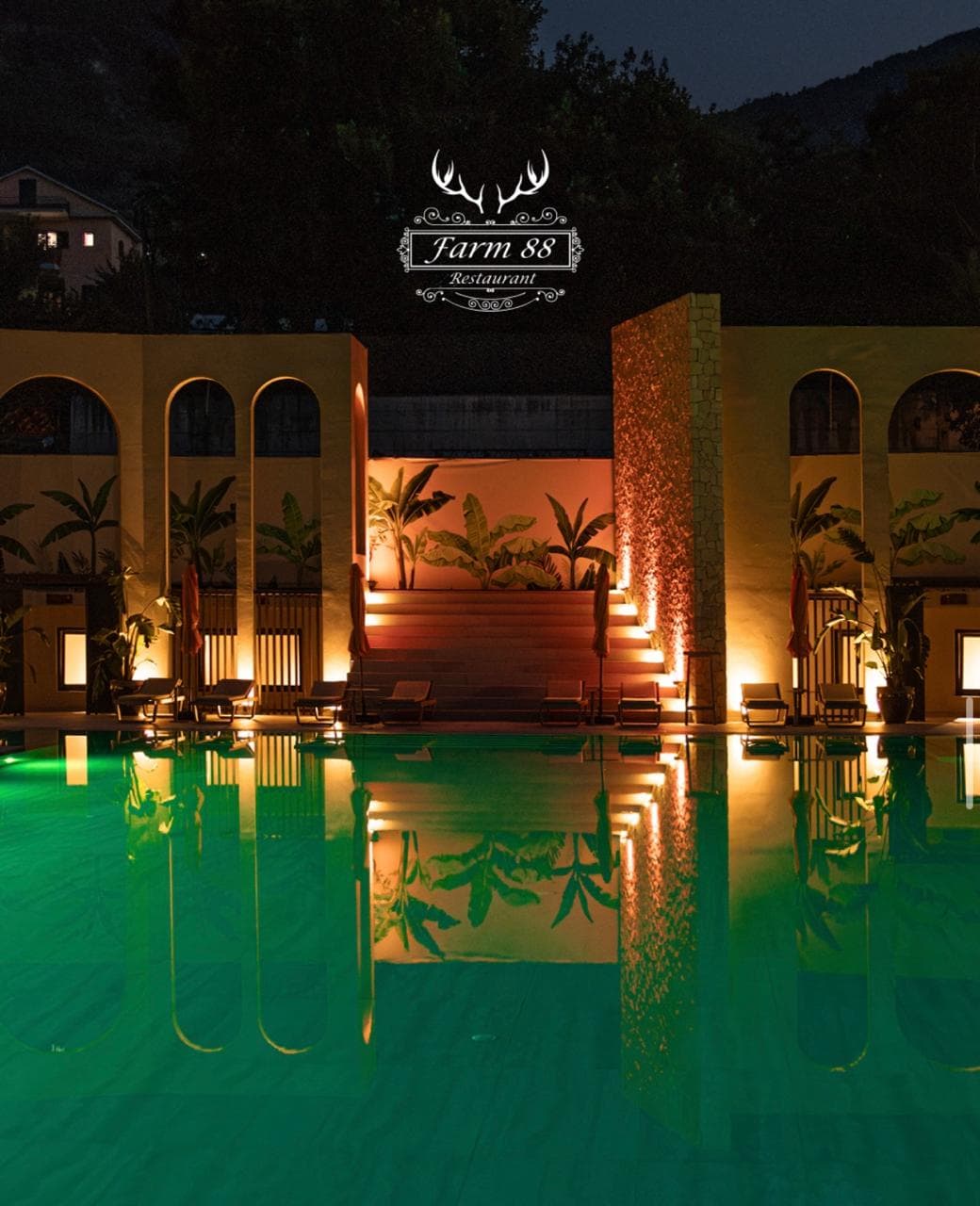 Pishina e Farm 88 restorant e ndriçuar natën Tiranë