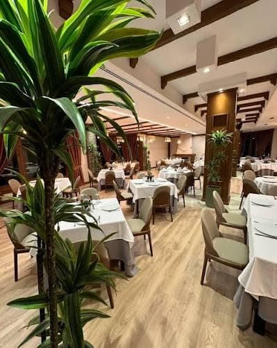 Salla e brendshme elegante e Farm 88 restorant Tiranë