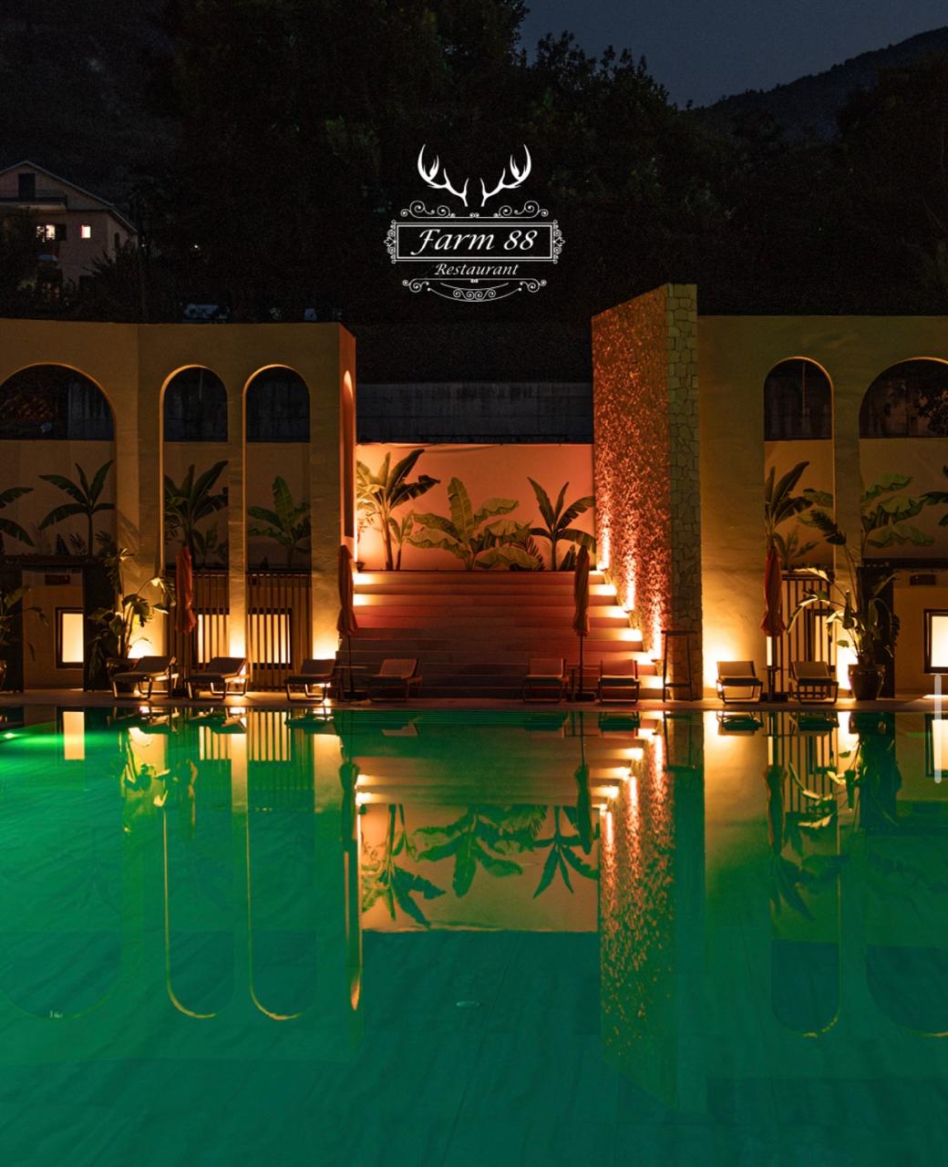 Farm 88 restorant luksoz Tiranë - pishina e ndriçuar natën